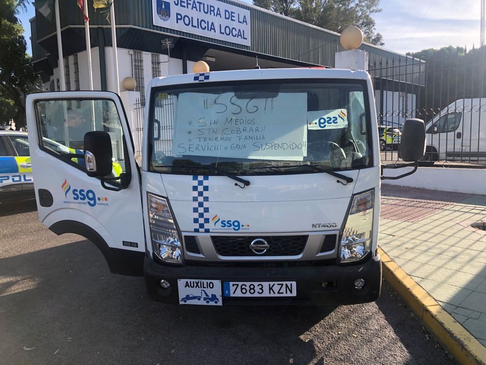 La grúa ha quedado aparcada frente a la Jefatura con un  cartel explicativo, como medida de protesta de los trabajadores.