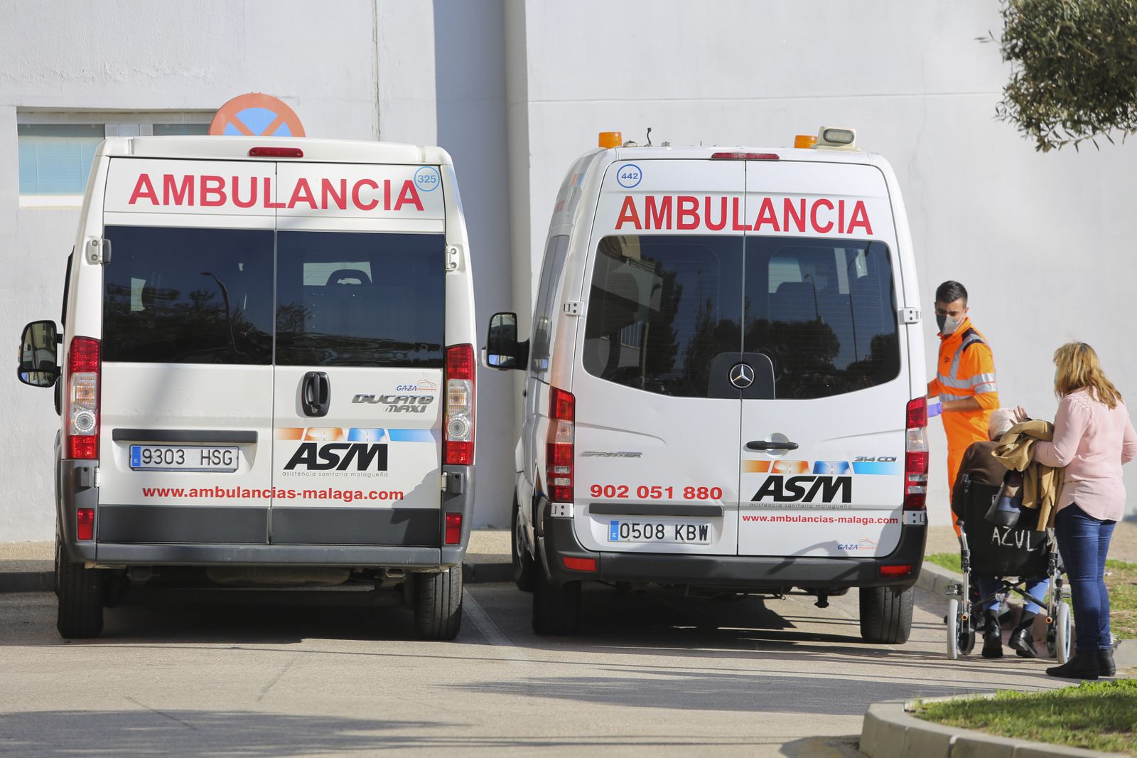 Ambulancias ante el Hospital Clínico.