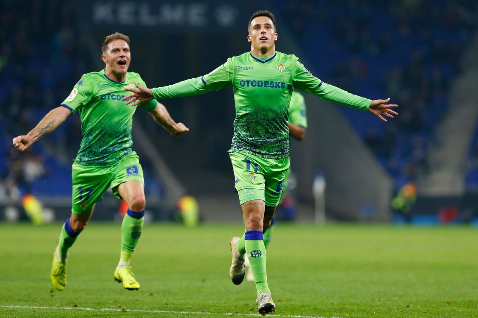 Tello celebra su gol mientras Joaquín corre a felicitarlo.