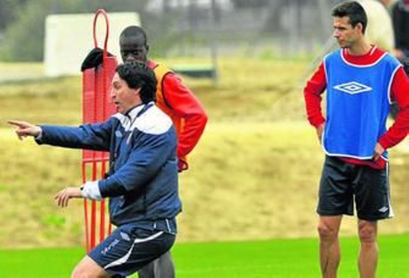 Unai Emery realiza una indicación con vehemencia ante Babá y Manu del Moral.