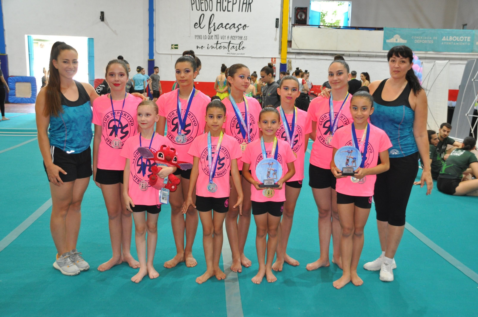 Las gimnastas del conjunto almeriense posan con sus medallas y respectivos trofeos conseguidos en la competición autonómica.