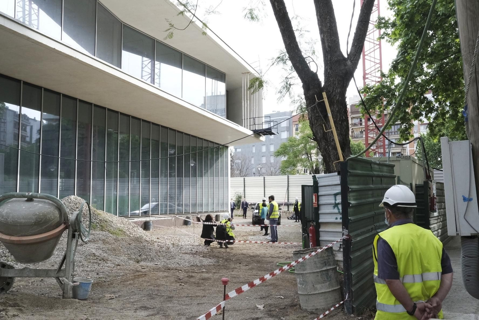 La visita de Carmen Calvo a las obras de la Biblioteca del Estado Grupo Cántico de Córdoba, en imágenes