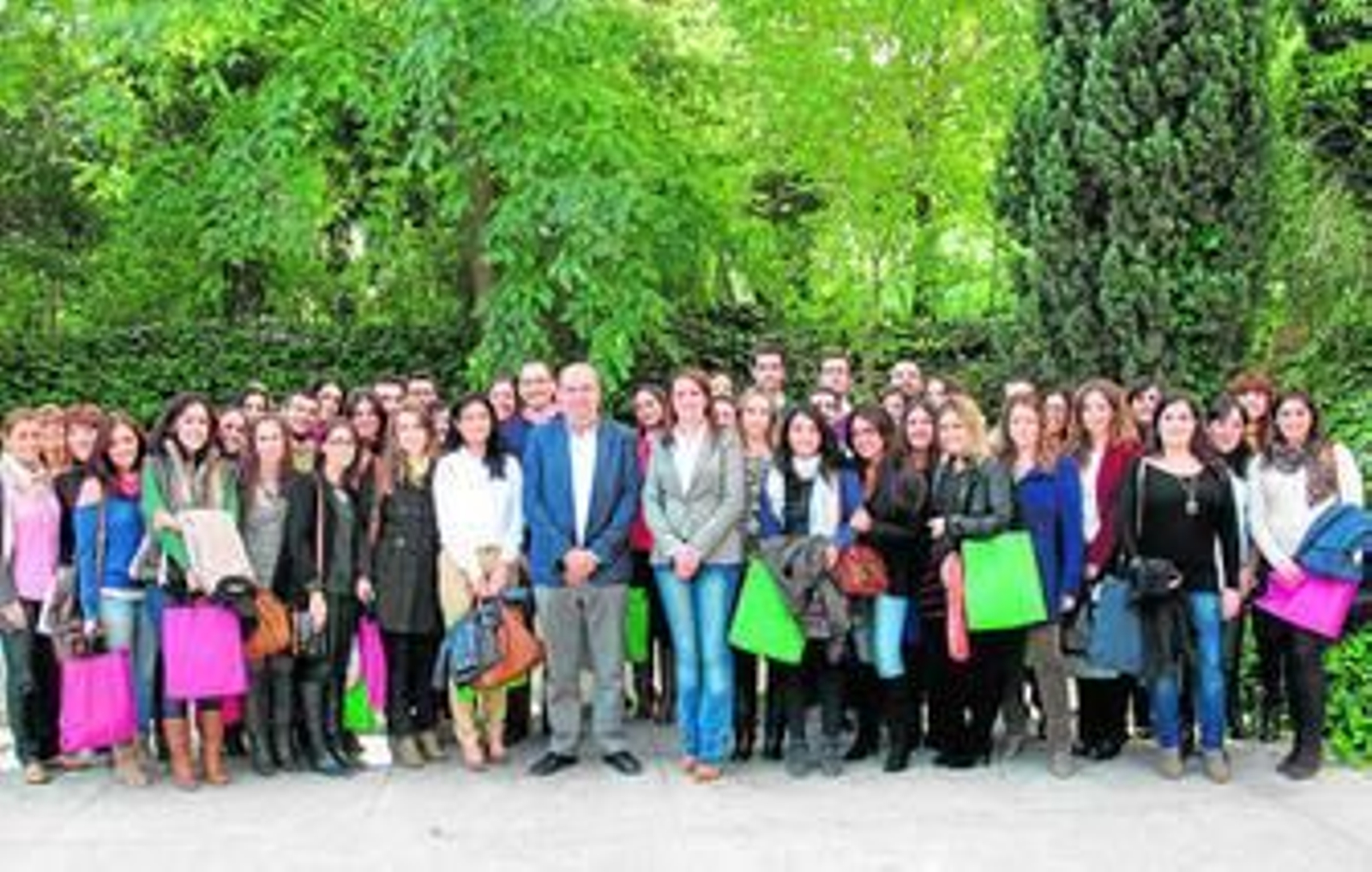 El viceconsejero, Antonio Jesús Roldán, y la directora general de Comercio, Carmen Cantero, rodeados de los becarios tras el encuentro.