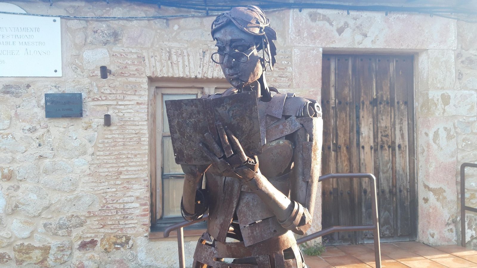 El peculiar Monumento a la Maestra nos lo encontraremos de frente al entrar en Morille.