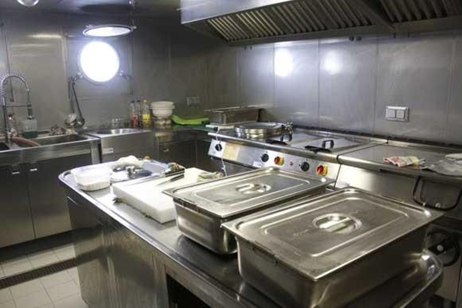 La superpatrullera 'Río Segura' hace escala en el puerto de Algeciras para repostar. Tiene 73 metros de eslora y está destinada para las misiones de la Guardia Civil en alta mar./Fotos:Vanessa Pérez

Foto: Vanessa Perez