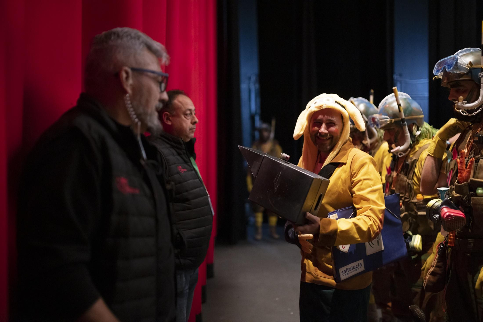 Imágenes de la actuación de la murga de Huelva "No te vayas a espantar. El juicio final" en el Carnaval Colombino