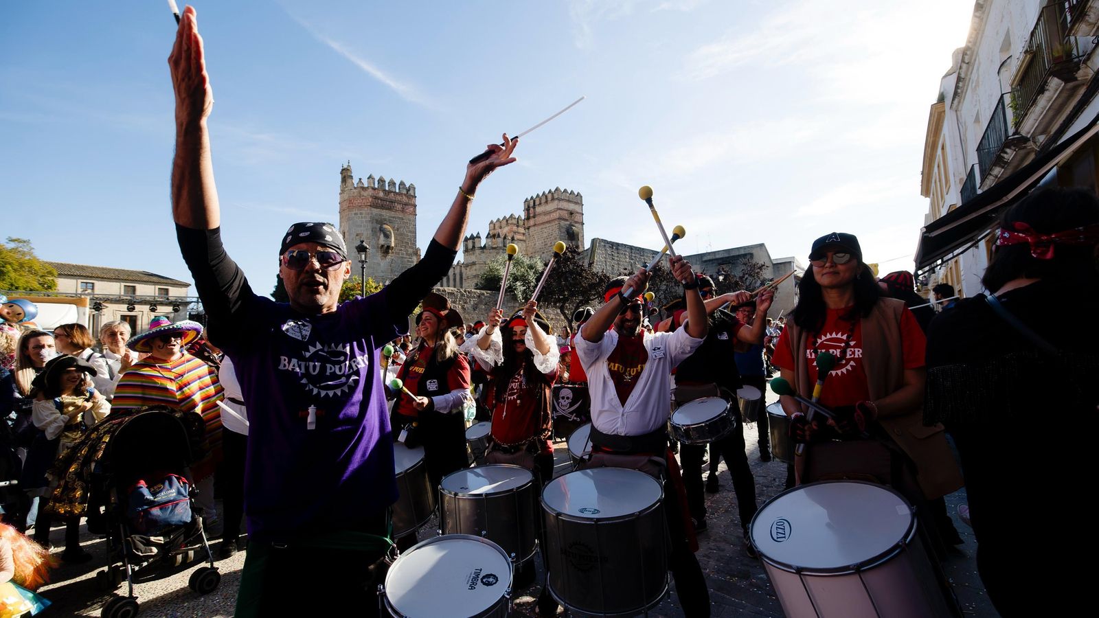 La animada cabalgata ha servido para inaugurar de manera extraoficial el tramo de 'Ciudad Amable' junto a la Plaza del Castillo. La animada cabalgata ha servido para inaugurar de manera extraoficial el tramo de 'Ciudad Amable' junto a la Plaza del Castillo.