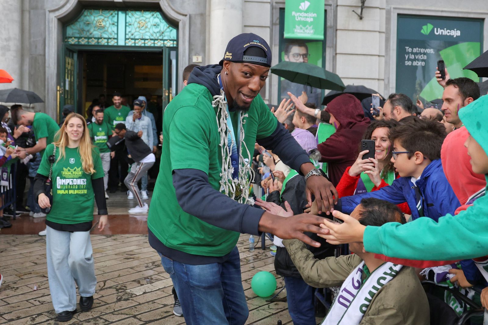 El Unicaja celebra en las calles de Málaga el título de la BCL