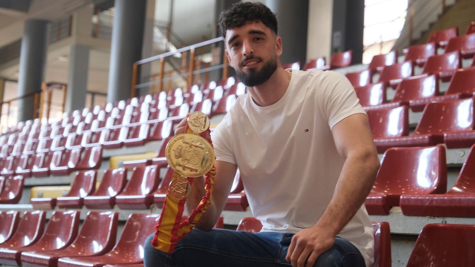 Navarro, en la grada de Vista Alegre, luce su cinturón de campeón de España del peso supermedio.