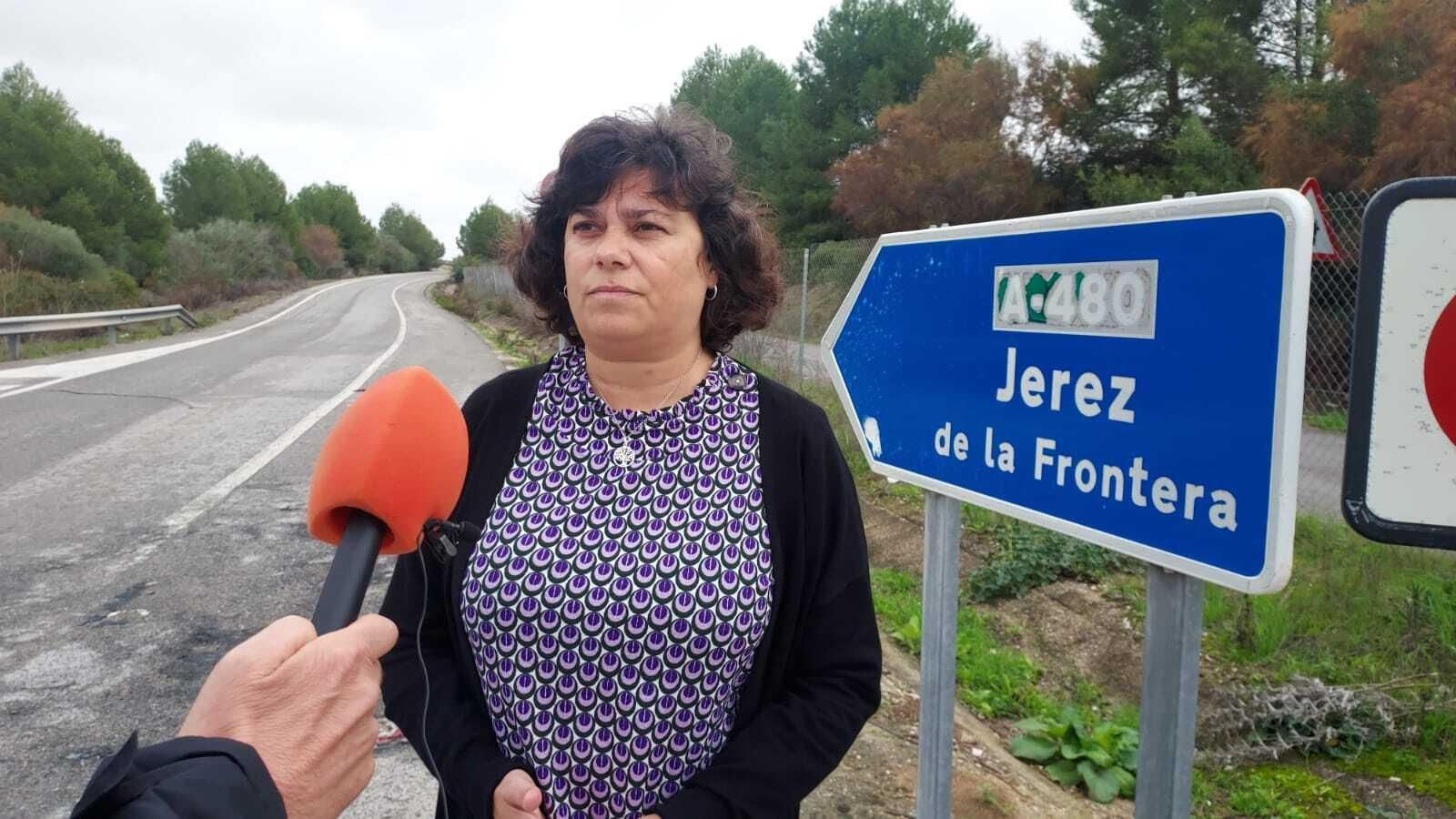 La portavoz de IU Sanlúcar, Carmen Álvarez, en la carretera A-480.