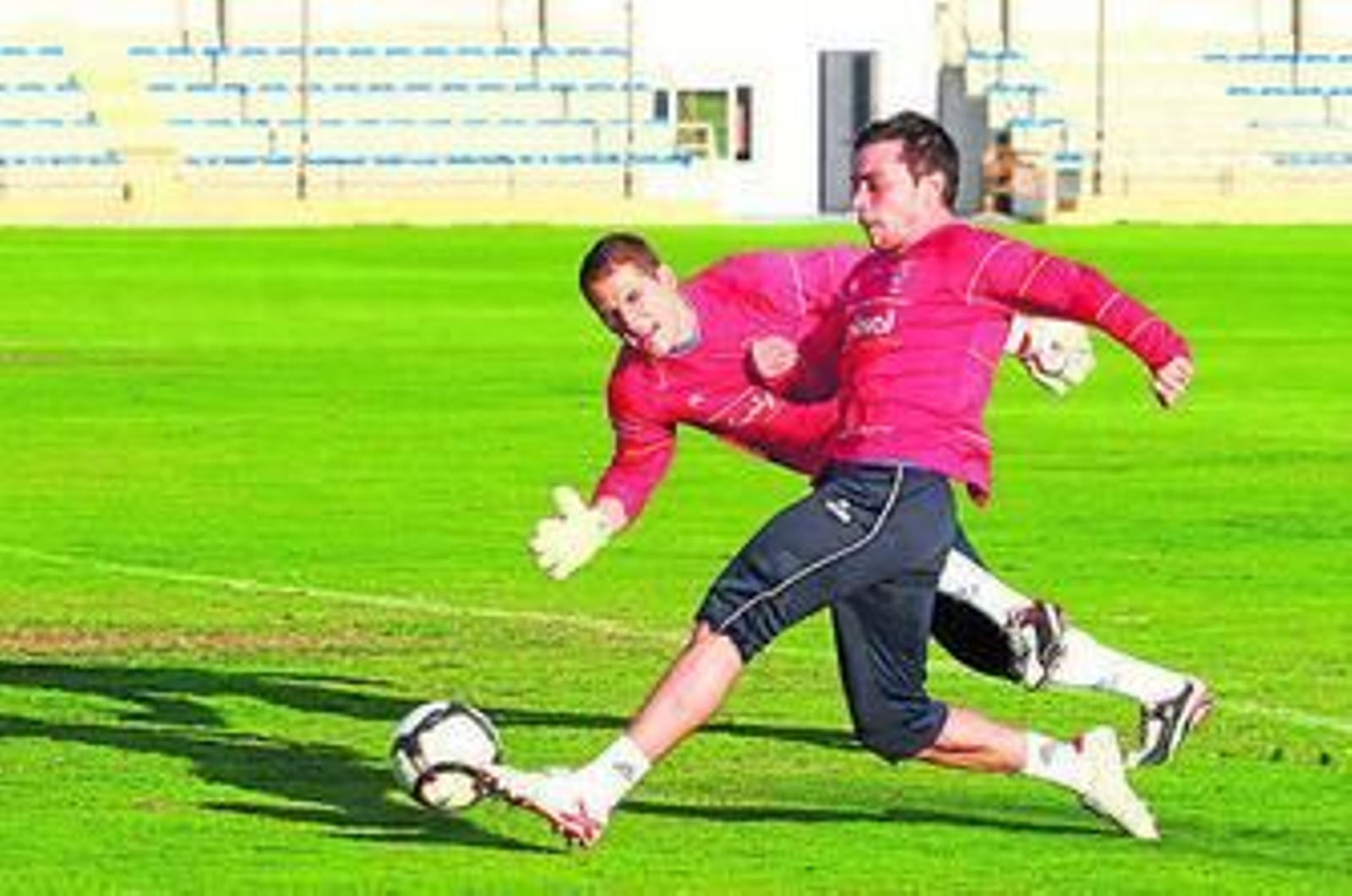Colunga supera a Bernardo durante un entrenamiento. Colunga supera a Bernardo durante un entrenamiento.