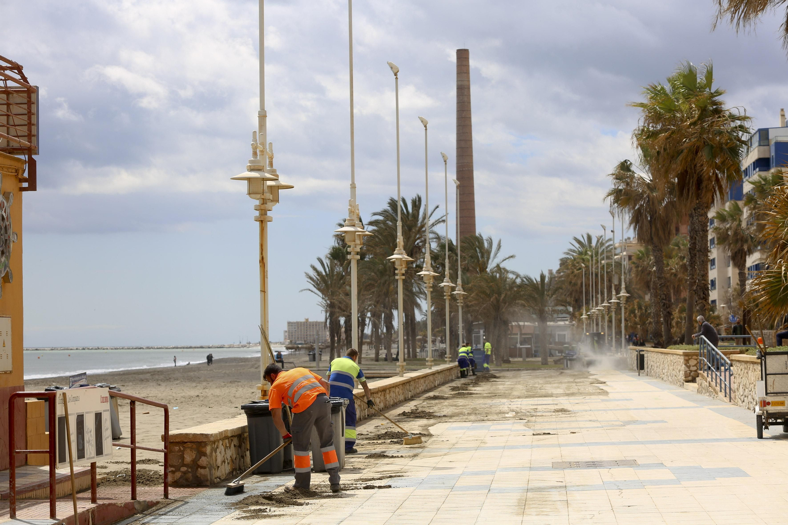 Las fotos de los trabajos en los paseos marítimos y chiringuitos de Málaga para paliar los efectos del temporal