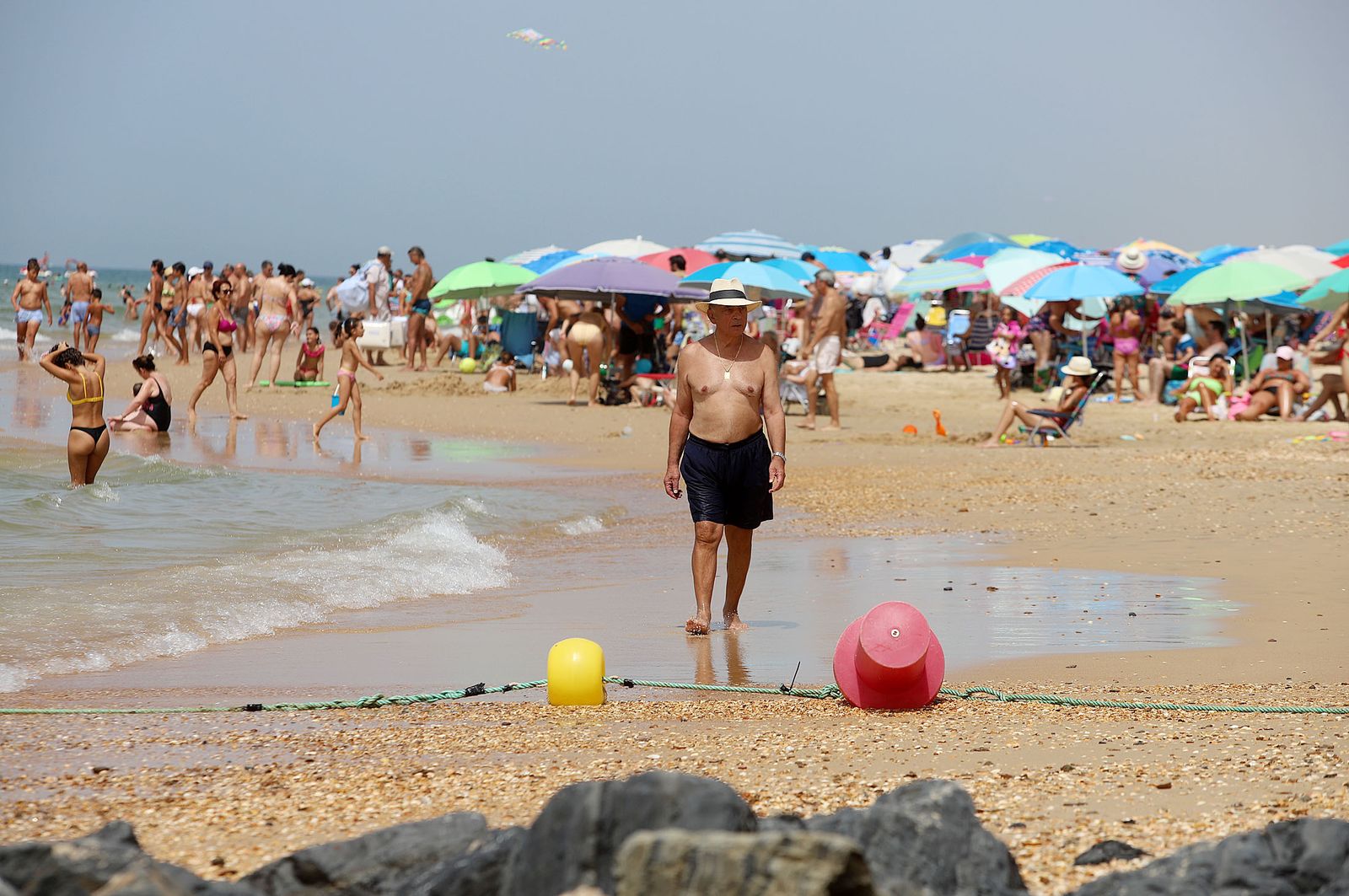 Imágenes del caluroso fin de semana en las playas de Huelva