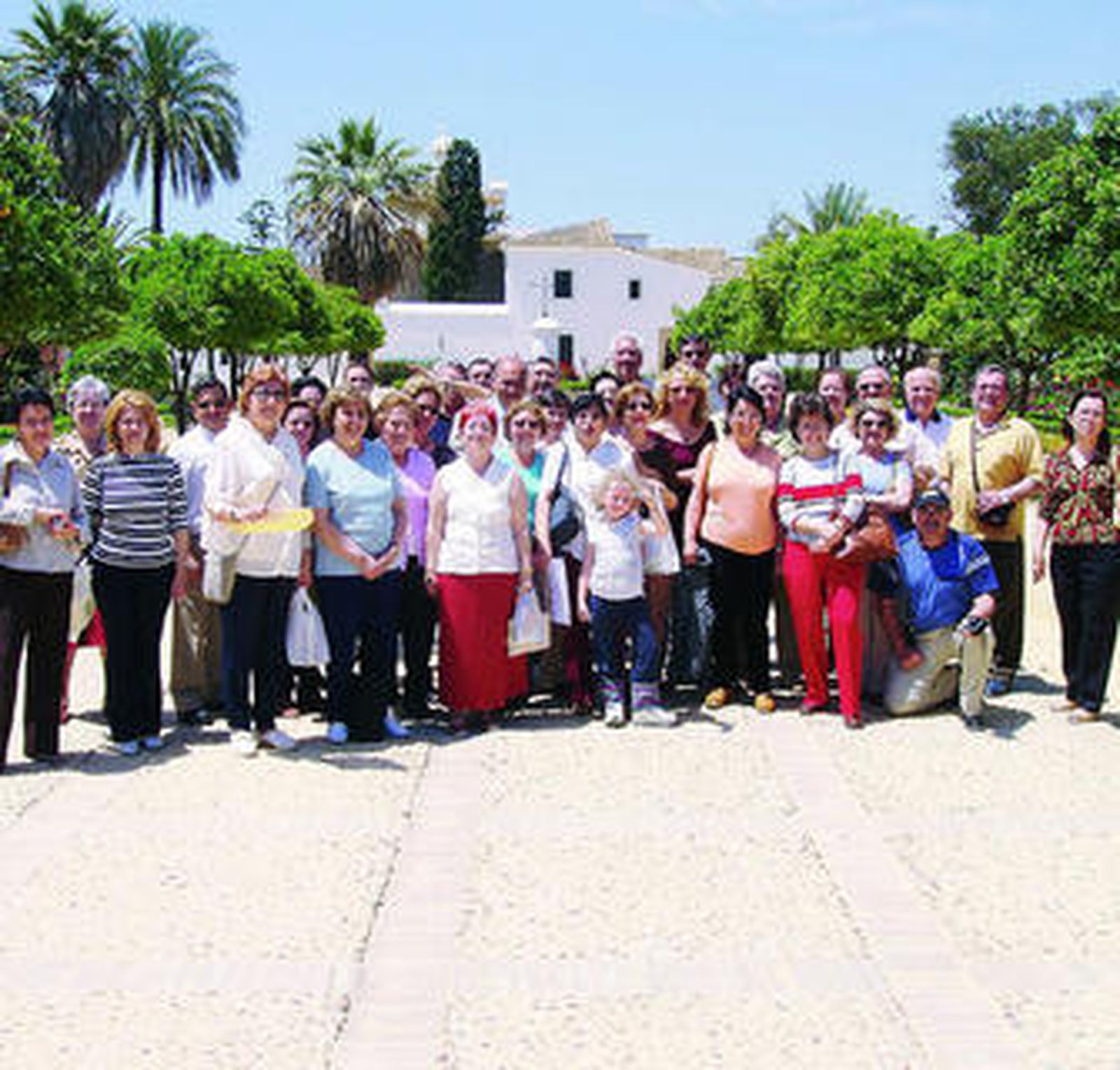 Familiares y afectados de artritis reumatoide en una aexcursión a La Rábida.