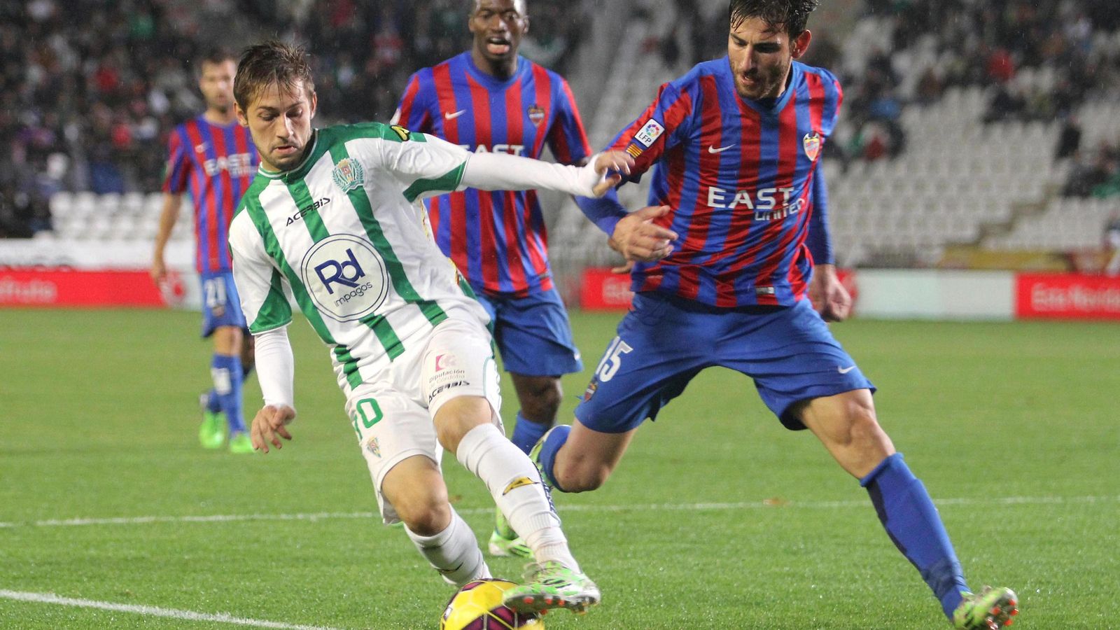 Fede Cartabia regatea a un rival del Levante en El Arcángel en Primera División.