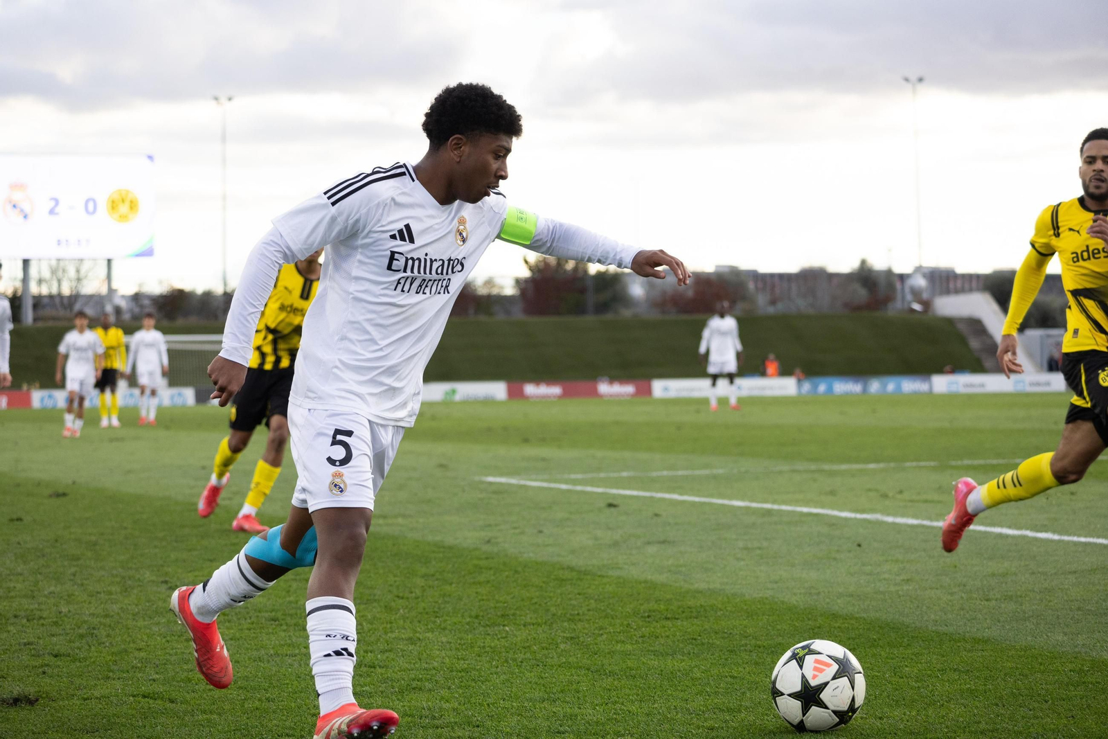 Cristian David se dispone a poner un centro en el encuentro de este pasado miércoles frente al Borussia Dortmund.