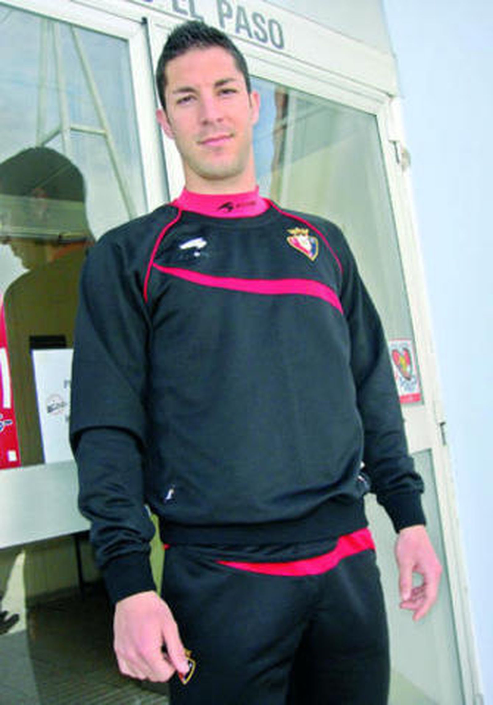 El interior derecho cordobés de Osasuna Álvaro Cejudo posa en las instalaciones de Tajonar.