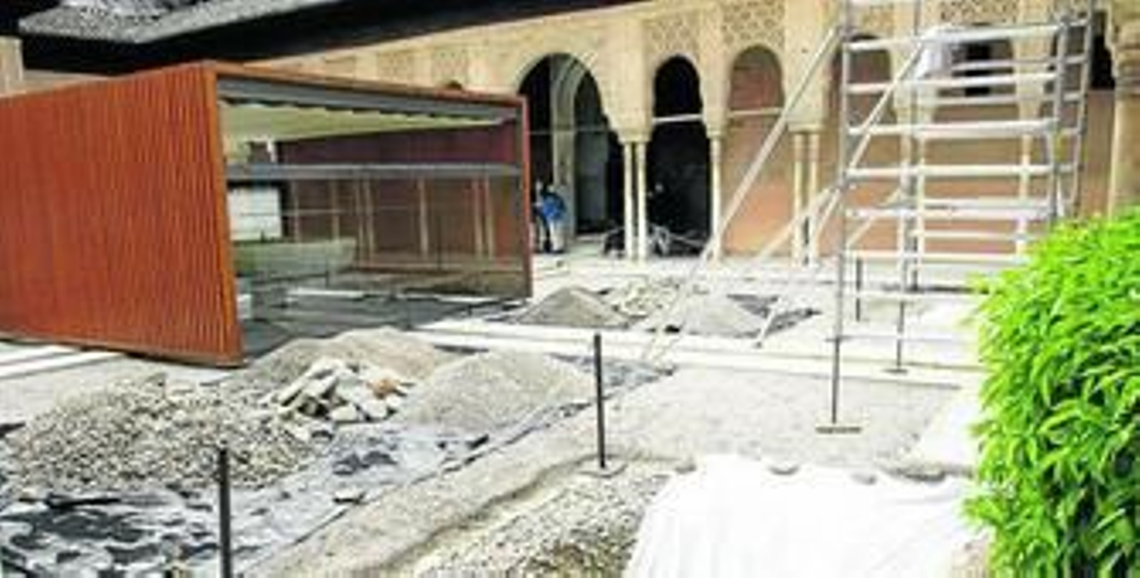 Obras con la mampara que protege la taza de la fuente.