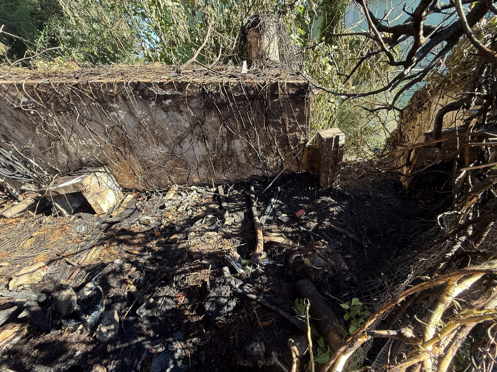 Así ha quedado el callejón quemado de madrugada en la calle Sindicalista Luis Cobos de Algeciras