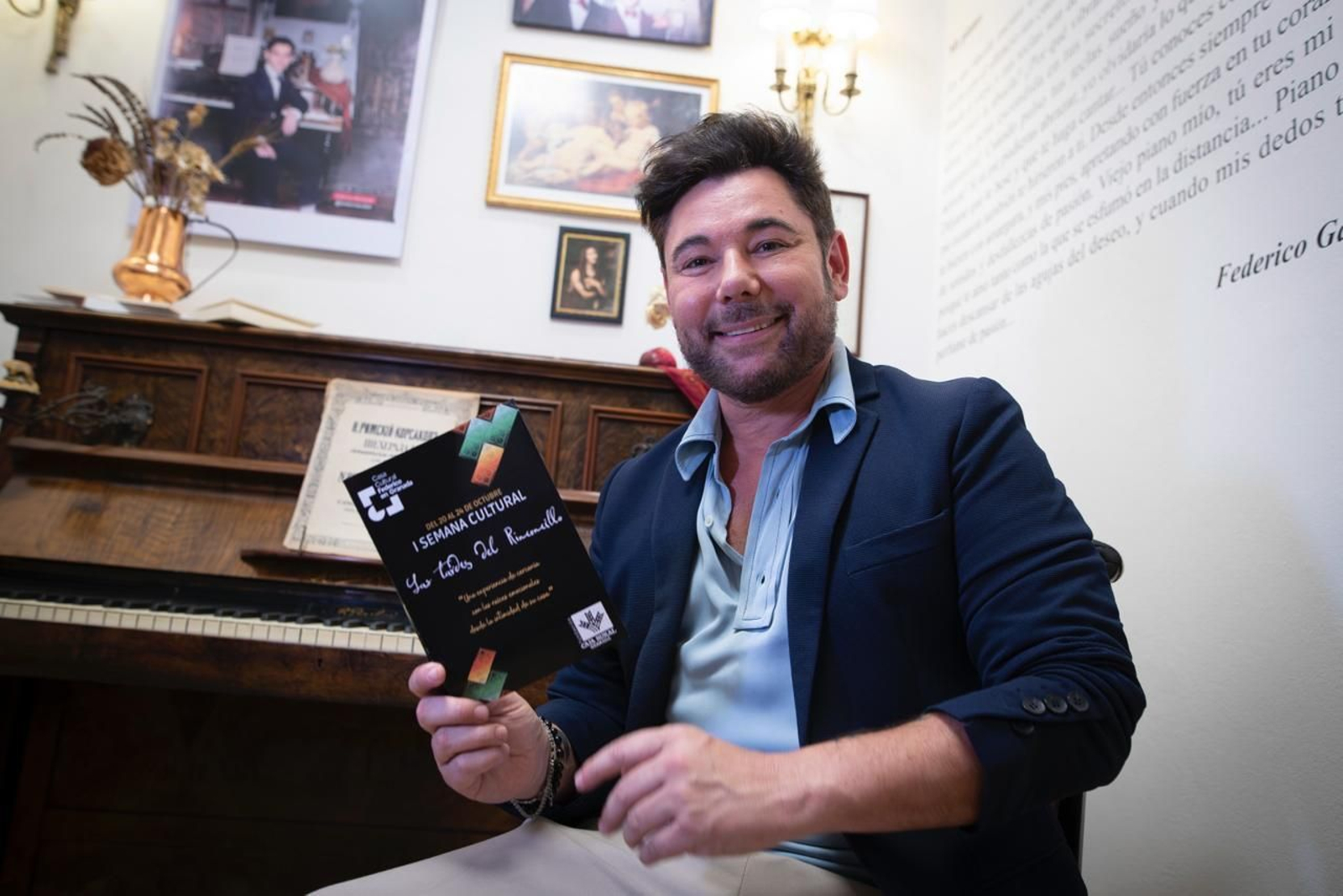 Miguel Poveda en con el programa de la primera Casa Cultural Federico en Granada.