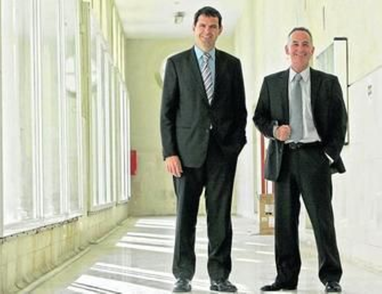 Joaquín Uriach Torelló y Juan Corona Ramón, poco antes de la conferencia en Empresariales.