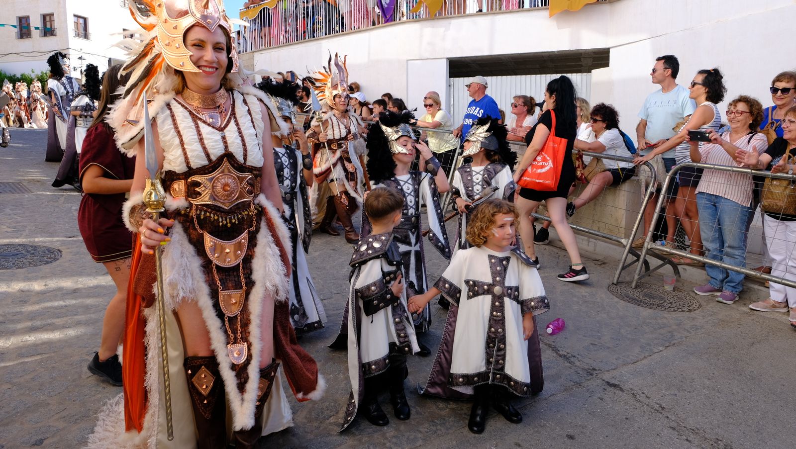 El espectacular desfile de Moros y Cristianos de Mojácar, en imágenes