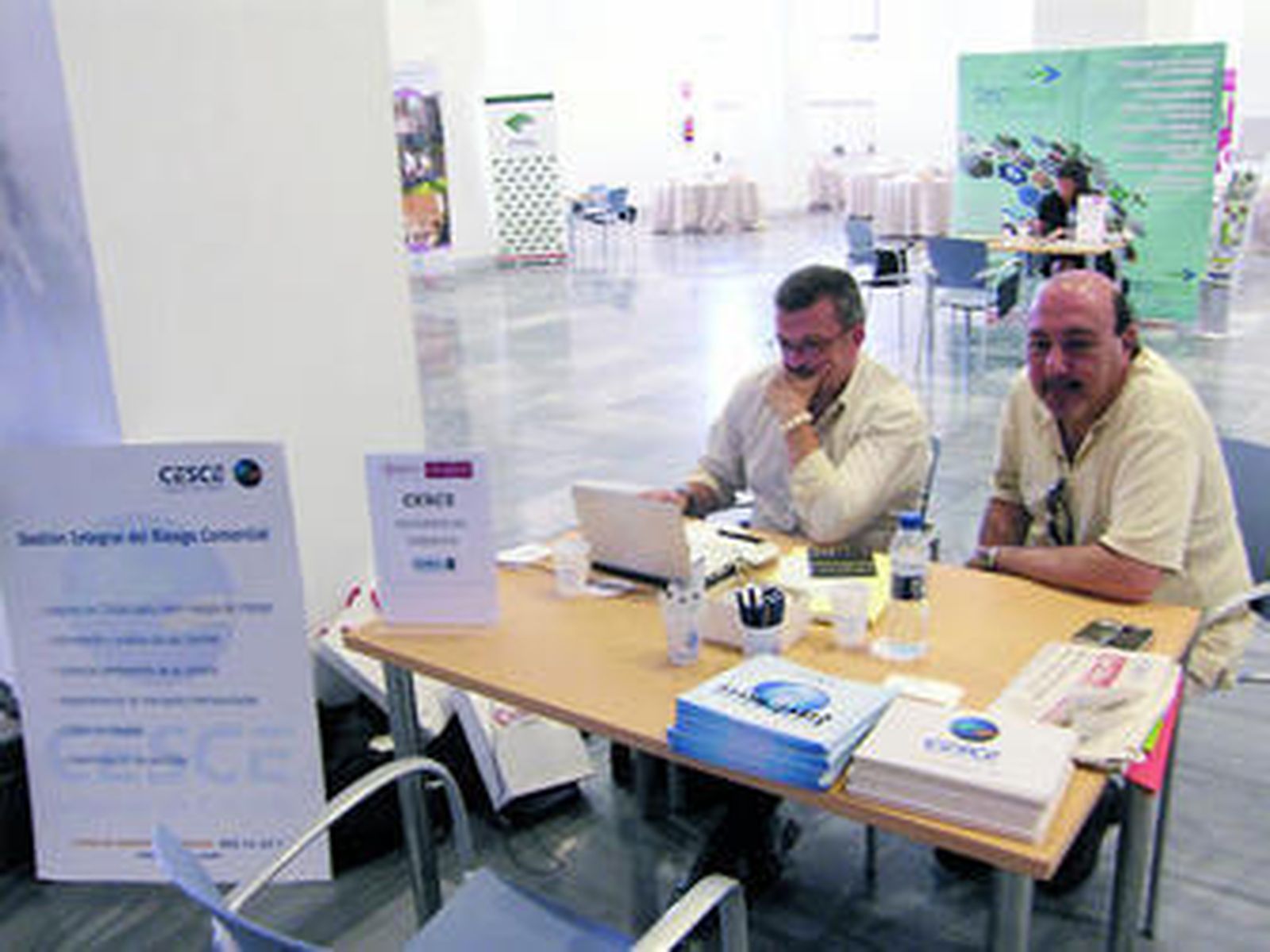 Uno de los estands de la miniferia de servicios a la exportación.