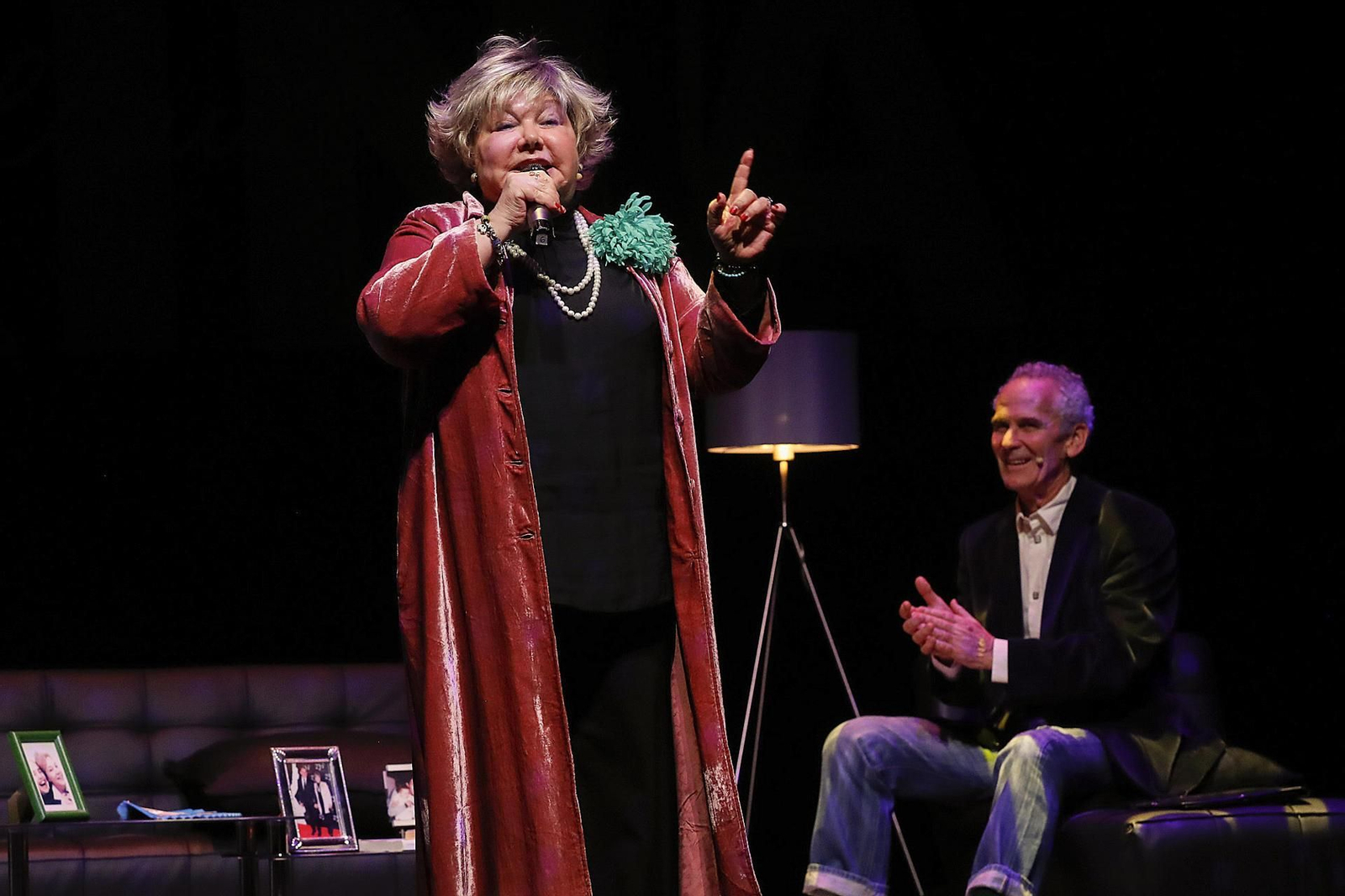 La cantante Maribel Llaudes 'Karina' y el actor Carlos Manuel Díaz actúan en la obra 'Yo soy Karina'.
