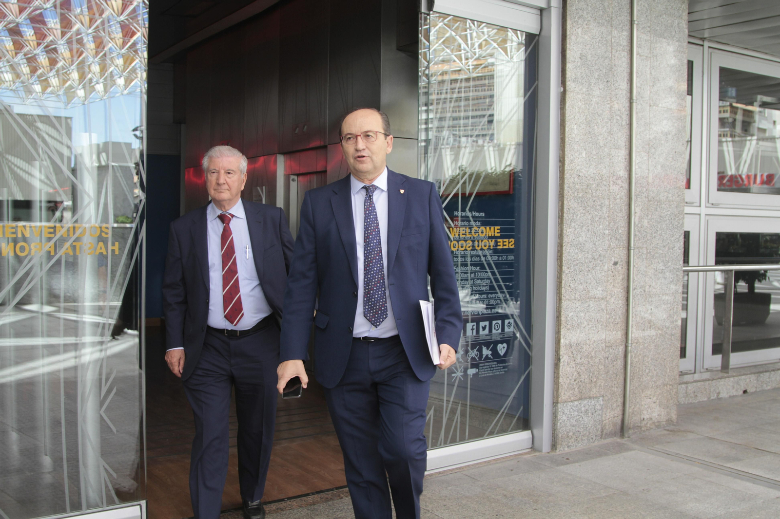 José Castro sale de Nervión Plaza junto al vicepresidente Gabriel Ramos