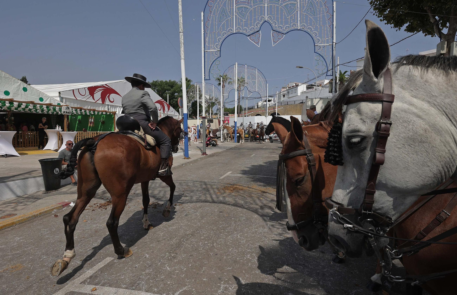 Búscate en las fotos del Domingo Rociero en la Feria Real de San Roque 2025