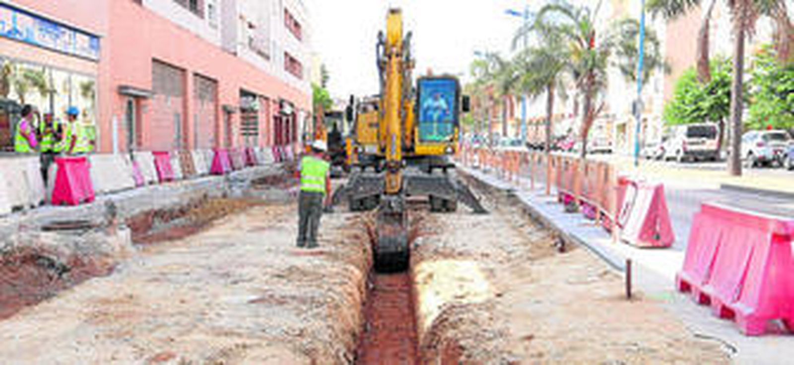 Obras de remodelación en el acceso al centro de Chiclana dentro del plan de trabajos para la llegada del tranvía.