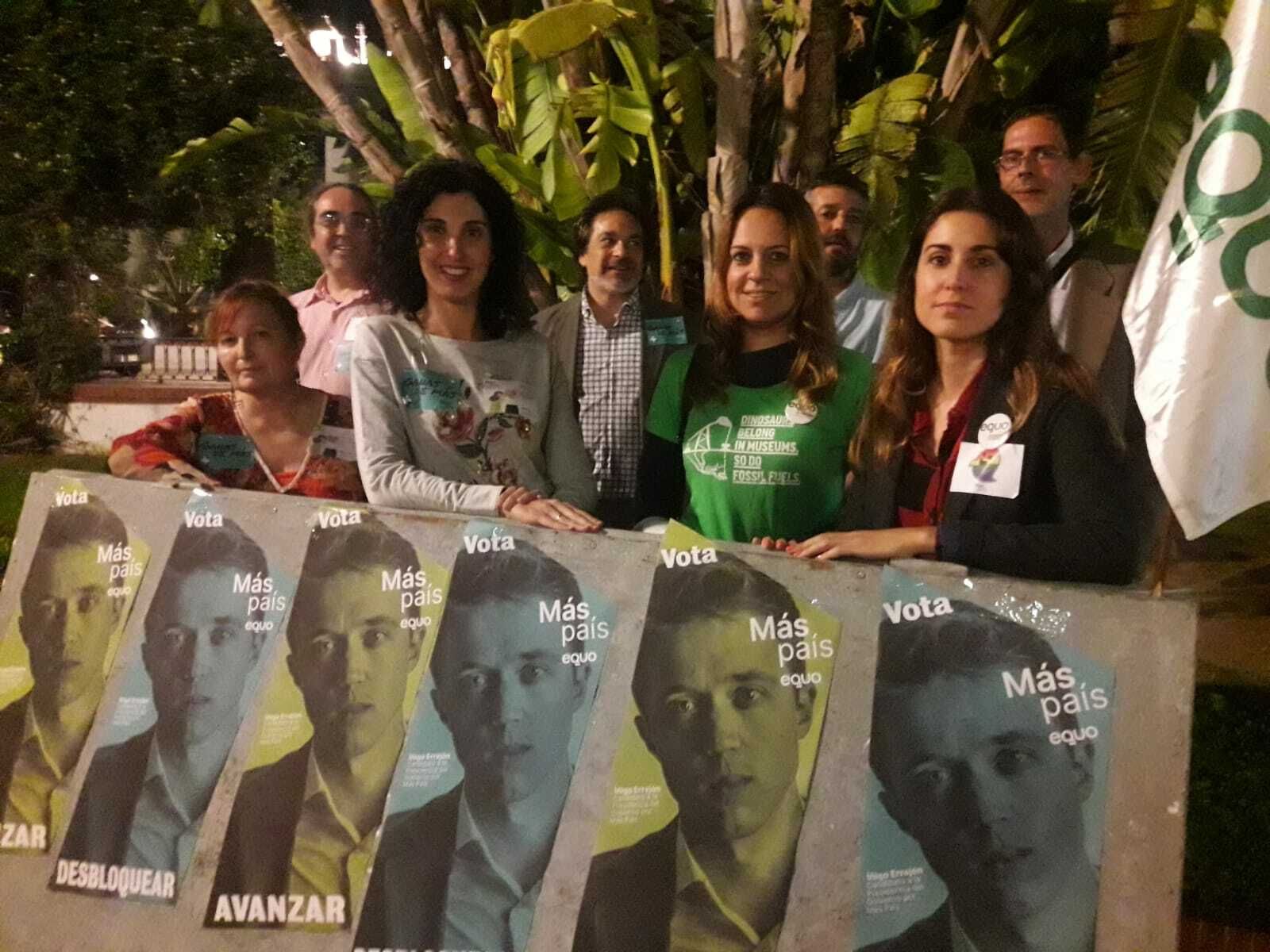 Miembros de Más País junto a la candidata por la provincia, en la plaza de Las Angustias de Jerez.