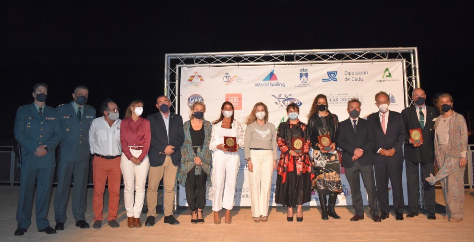 Foto de familia de los galardonados en el Centro Especializado de Tecnificación Deportiva de Vela Bahía de Cádiz.