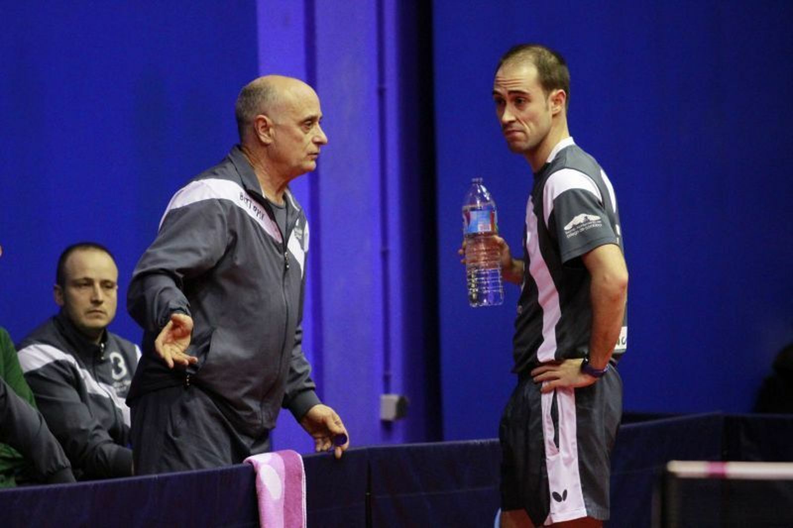 Luis Calvo y Alejandro Calvo charlan durante el receso de un partido.