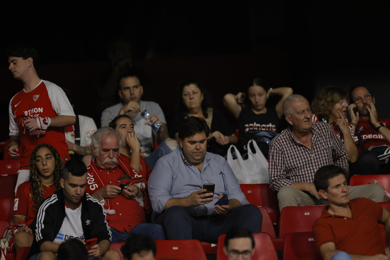 Búscate en las fotos del Sevilla-Lens