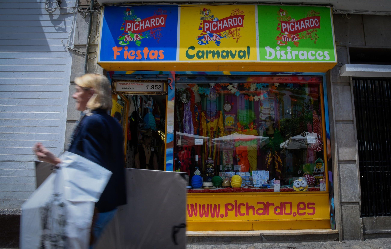 La tienda de Pichardo en la Plaza Fernando de Herrera, un referente en el mundo del disfraz.