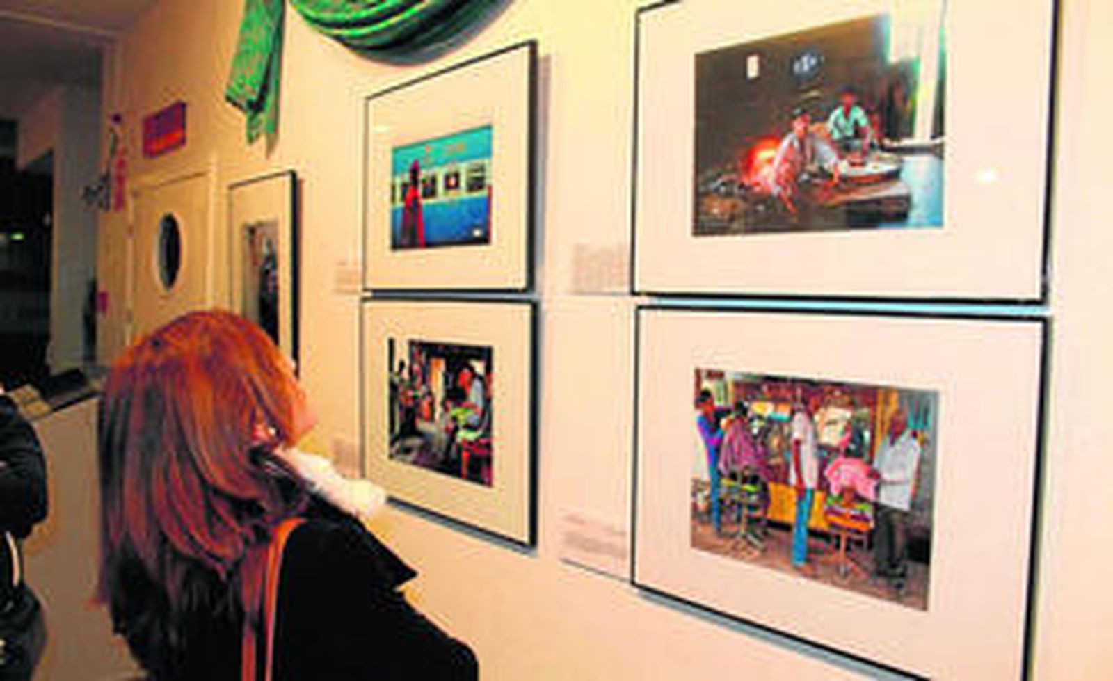 1 y 3. Algunas de las fotografías que forman parte de la exposición.                    2. La fotógrafa Maite González. 4. Una bailarina actuando en el acto inaugural de la muestra.