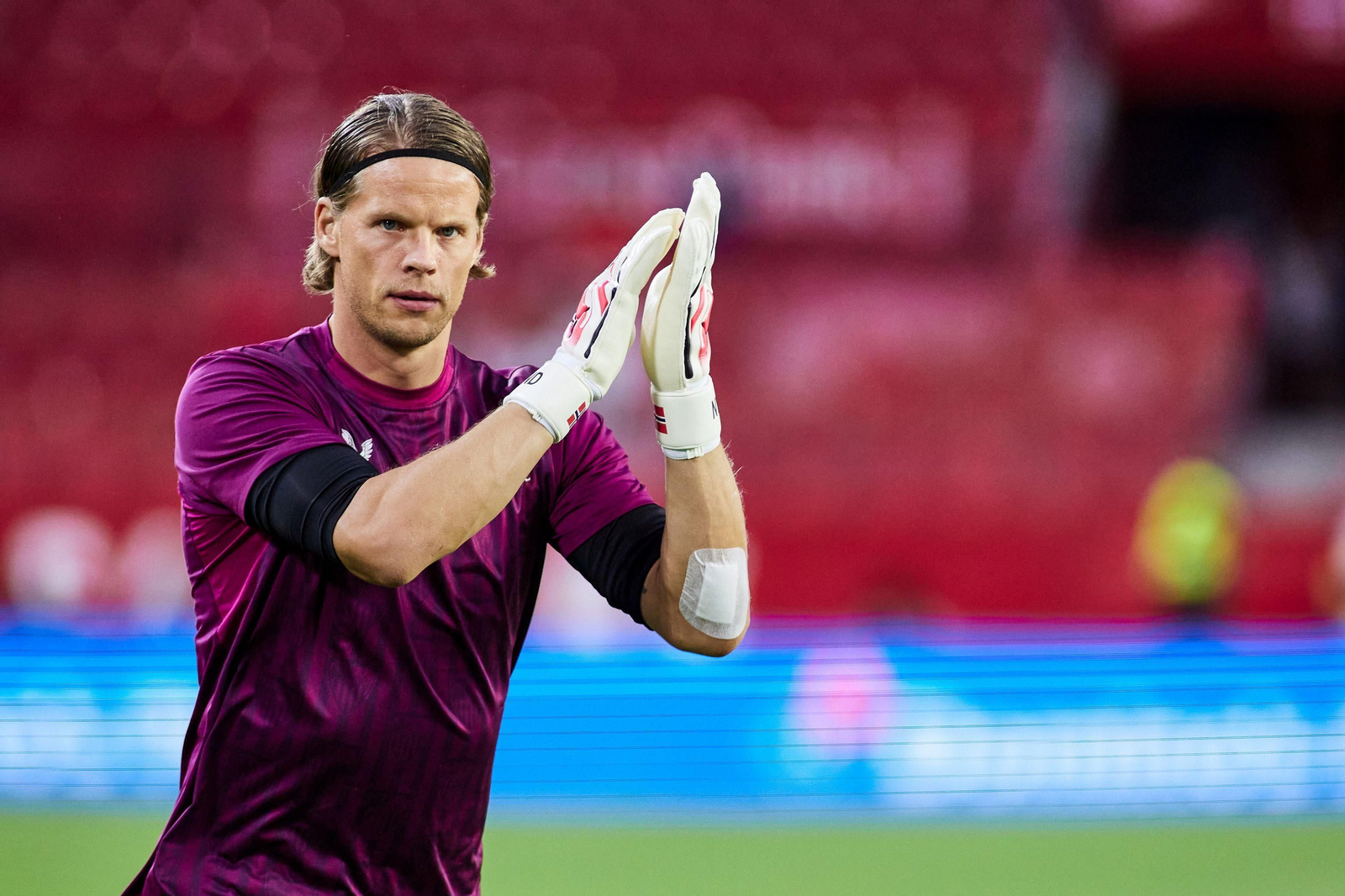 Nyland calienta antes de un partido con el Sevilla.