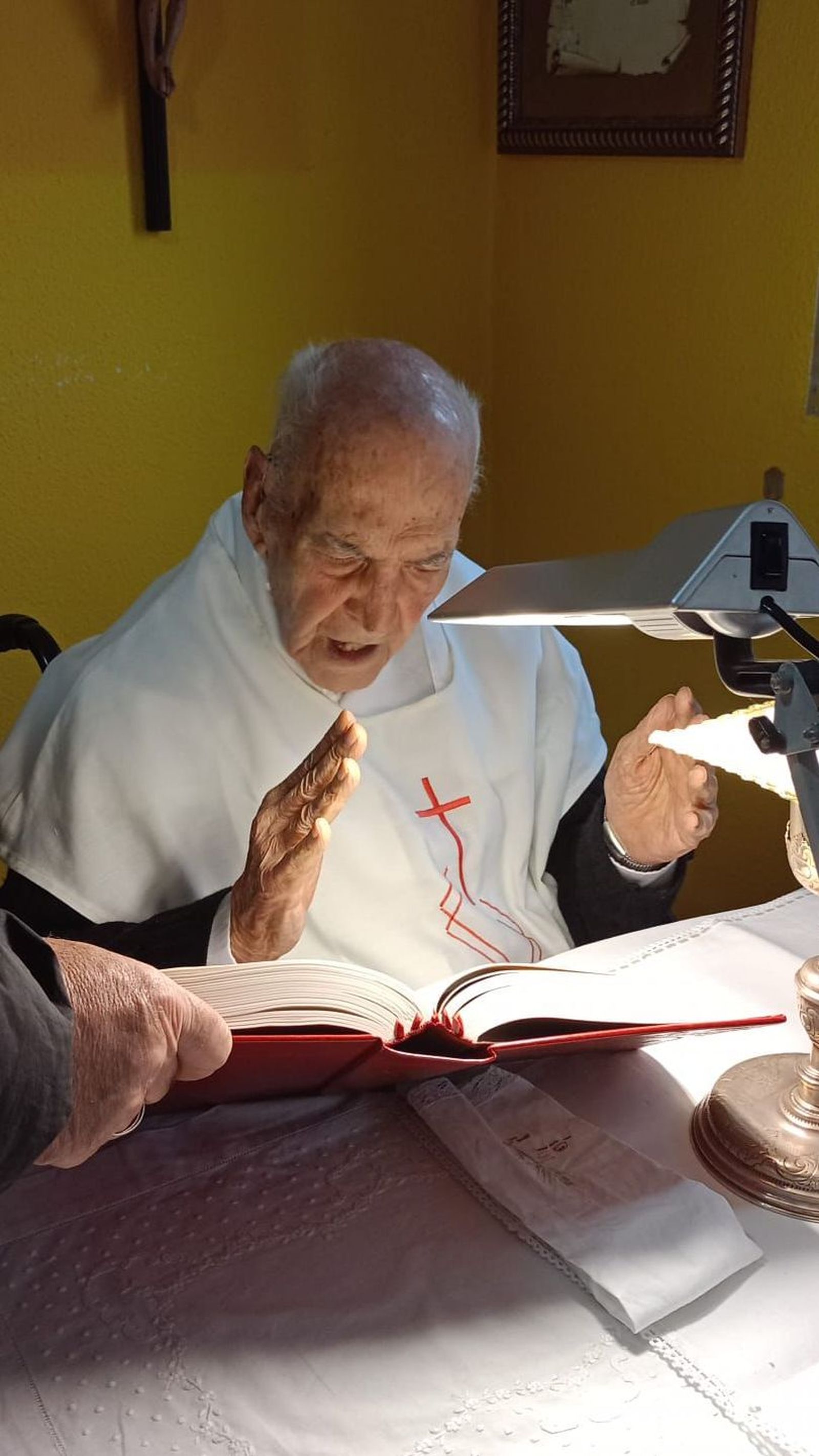 Juan José del Junco oficia misa, en su casa