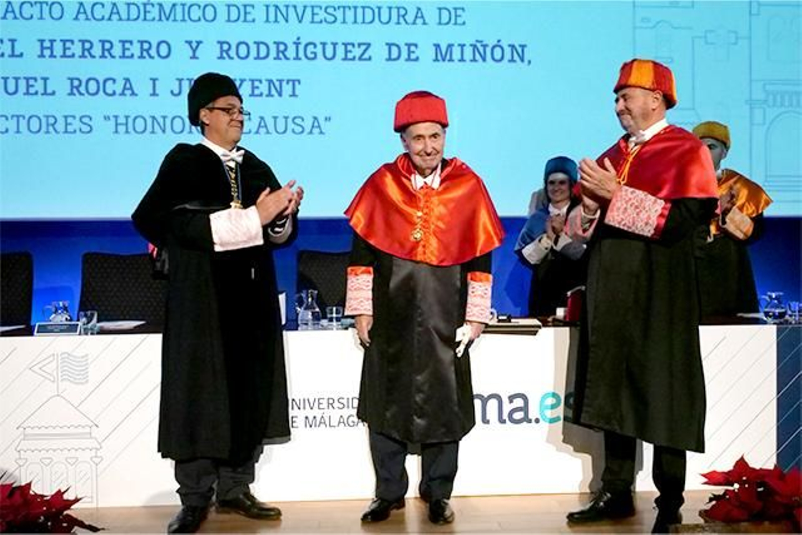 Roca i Junyent, entre el rector de la Universidad de Málaga y el padrino.