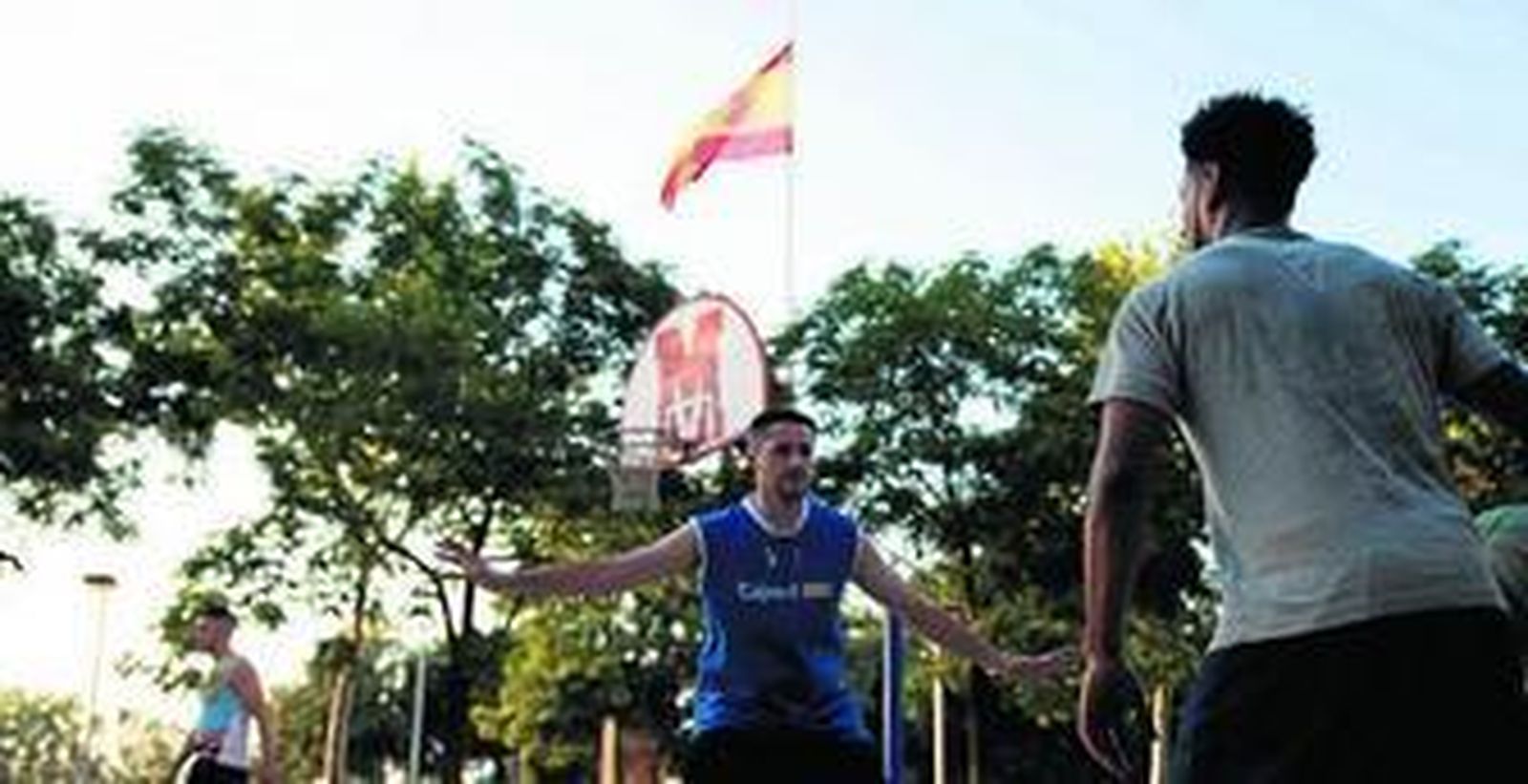 El dominicano Dante juega a baloncesto en las pistas callejeras del Alamillo.