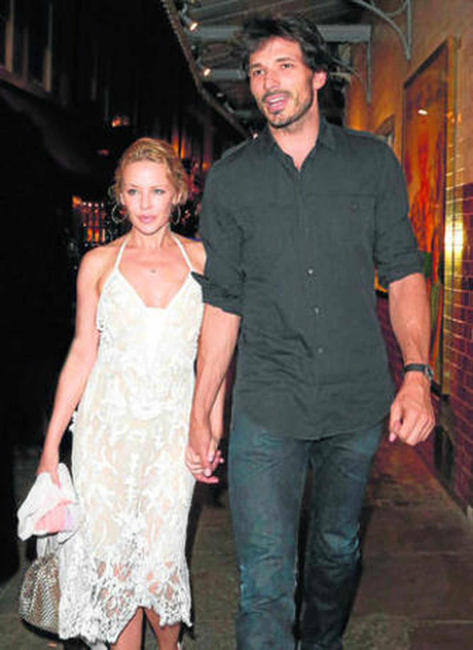 Kylie y Andrés Velencoso fueron captados por los paparazzi al salir de un restaurante.