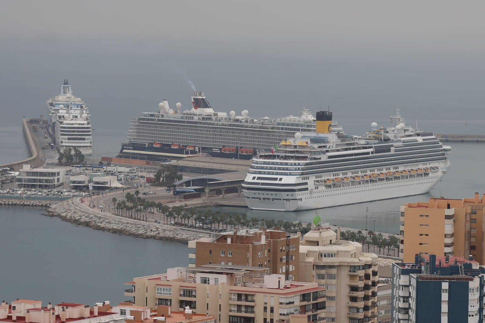 Cuatro de los seis buques de crucero llegados este miércoles en los atraques de levante Cuatro de los seis buques de crucero llegados este miércoles en los atraques de levante