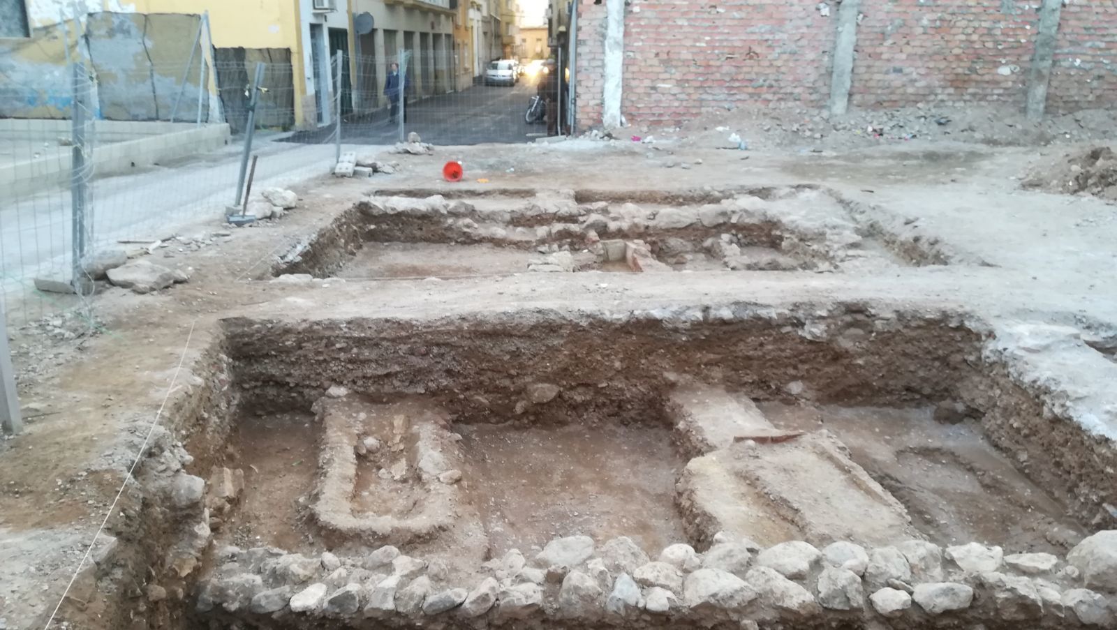 Imagen de las fosas halladas en la calle Marcos, donde han reposado los restos durante 8 siglos.