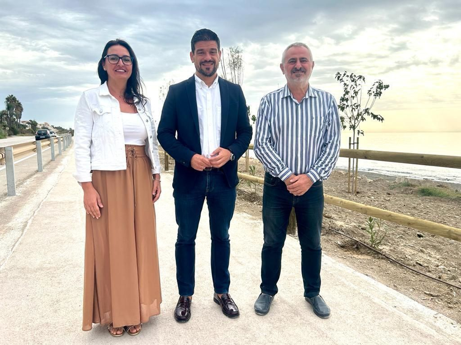 La teniente de alcalde de Benajarafe y Chilches, Rocío Ruiz, junto con el vicepresidente de Infraestructuras y Territorio Sostenible de la Diputación de Málaga, Cristóbal Ortega y el concejal de Infraestructuras del Ayuntamiento de Vélez-Málaga, Jesús María Claros en la inauguración del tramo 3 de la Senda Litoral La teniente de alcalde de Benajarafe y Chilches, Rocío Ruiz, junto con el vicepresidente de Infraestructuras y Territorio Sostenible de la Diputación de Málaga, Cristóbal Ortega y el concejal de Infraestructuras del Ayuntamiento de Vélez-Málaga, Jesús María Claros en la inauguración del tramo 3 de la Senda Litoral