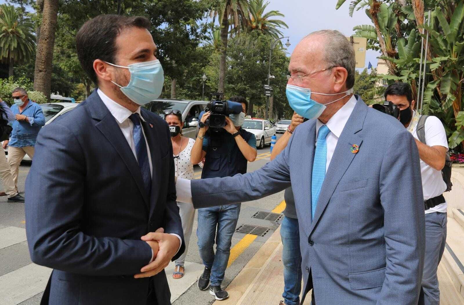 El alcalde de Málaga recibe a Alberto Garzón previo a la firma del convenio para la continuidad de la Junta Arbitral de Consumo de Málaga.