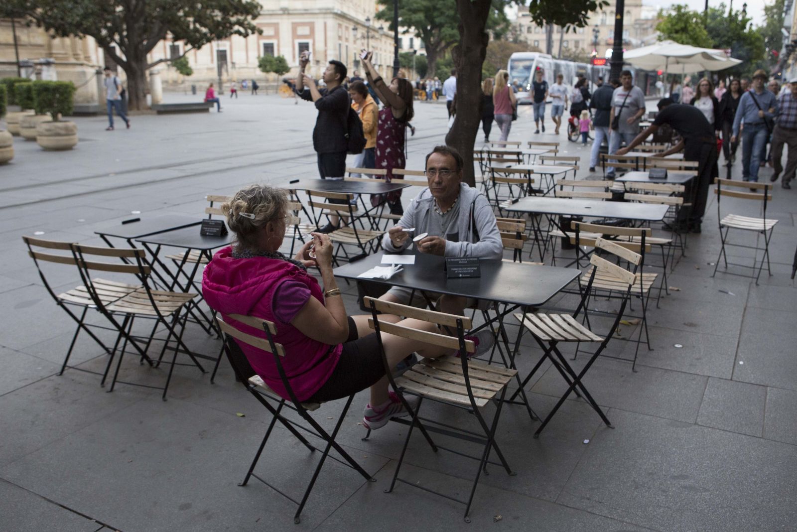 La reordenación de los veladores de la Avenida de la Constitución dejará una nueva estampa: más espacios entre las mesas.