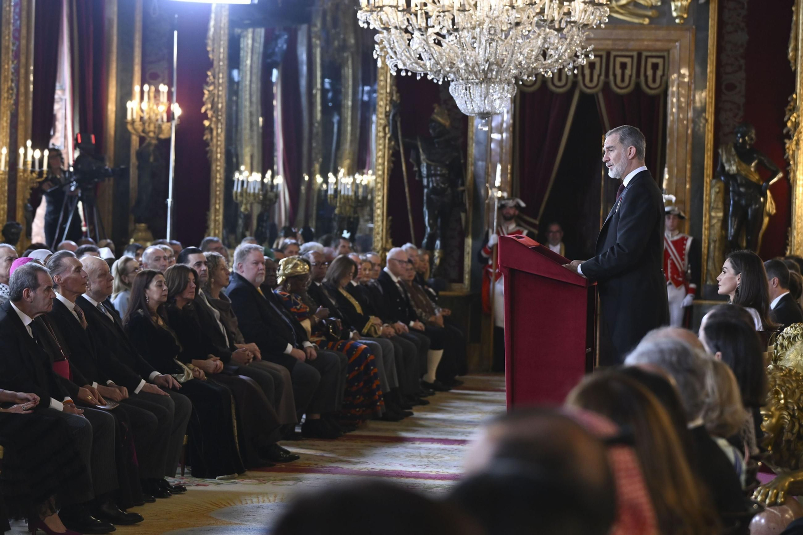 El Rey se dirige en el Palacio Real a los embajadores acreditados en España. El Rey se dirige en el Palacio Real a los embajadores acreditados en España.