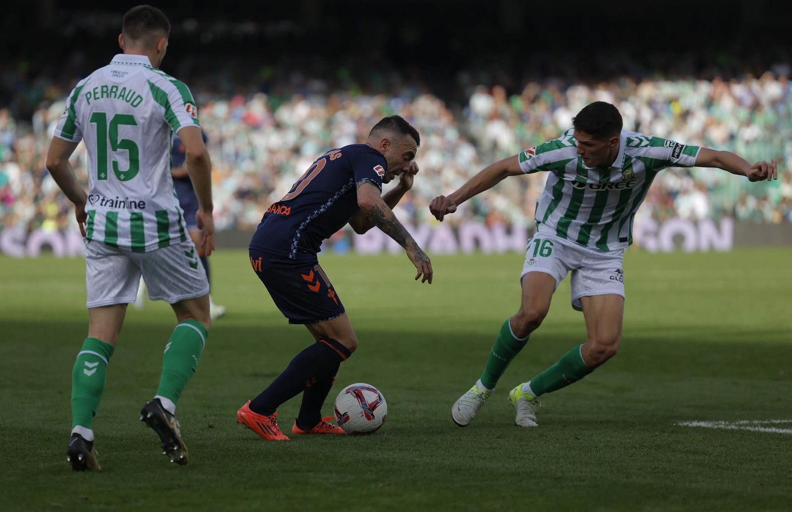 Altimira trata de evitar un avance de Iago Aspas en presencia de Perraud.