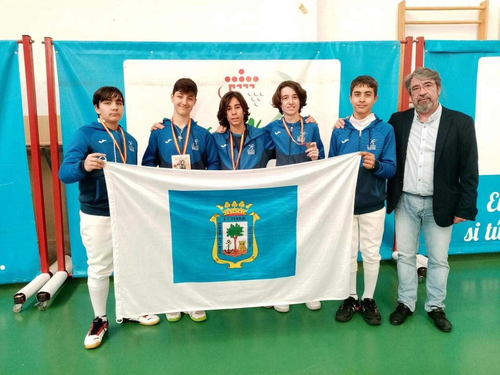 Juan Artero, junto a los jóvenes onubenses que brillaron en el torneo de Almería.